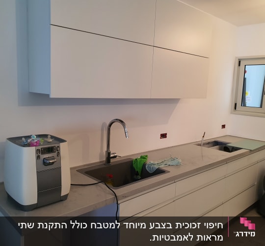 זכוכית על השיש ליד הכיור במטבח מודרני